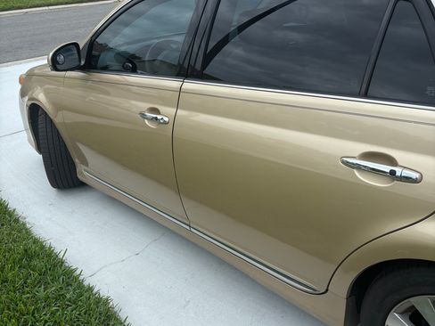 Used 2011 Toyota Avalon Limited image 4