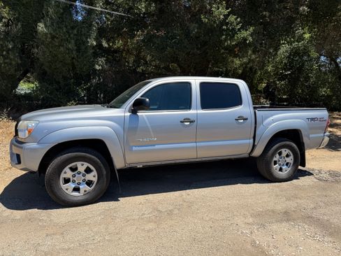 Used 2015 Toyota Tacoma PreRunner w/ TRD Off-Road Package RWD image 1