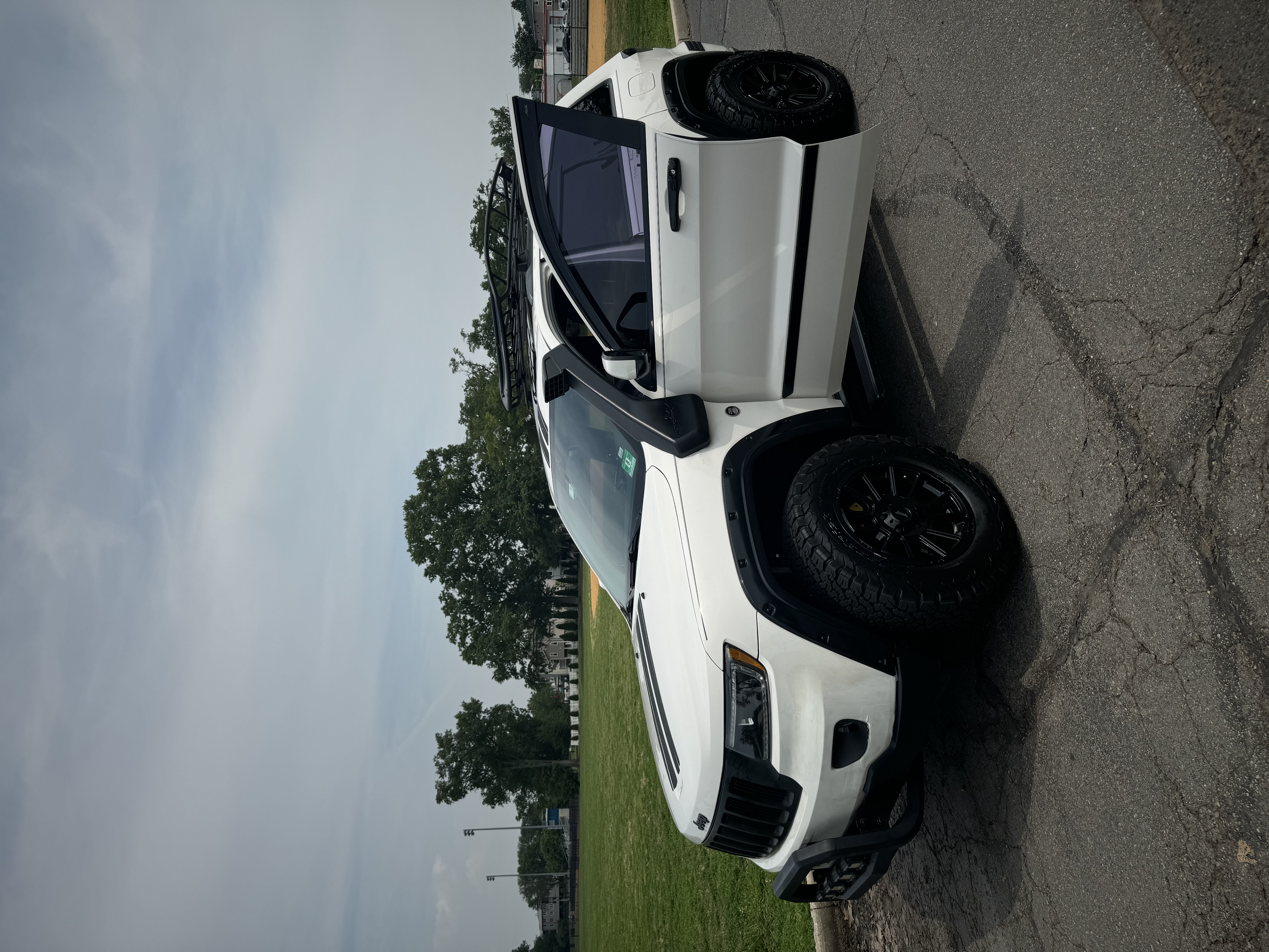 Used 2012 Jeep Grand Cherokee Laredo AWD/4WD image 2