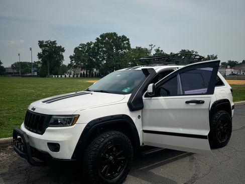 Used 2012 Jeep Grand Cherokee Laredo AWD/4WD image 2