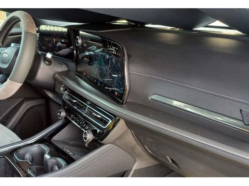 Used 2025 Chevrolet Traverse LT w/ Driver Confidence Package image 5