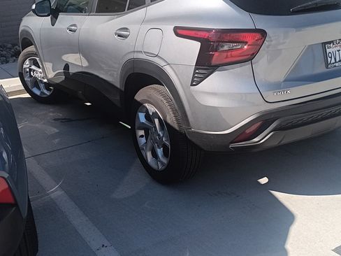 Used 2025 Chevrolet Trax LS w/ LS Convenience Package image 5