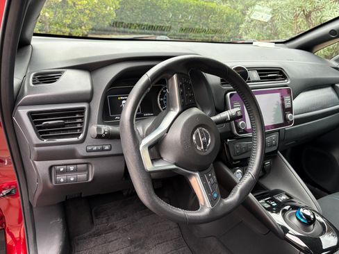 Used 2020 Nissan Leaf SV w/ SV Technology Package image 6