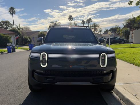 Used 2025 Rivian R1S Premium image 6