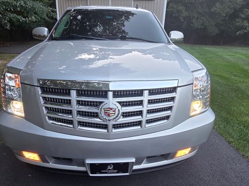 Used 2011 Cadillac Escalade Luxury image 9