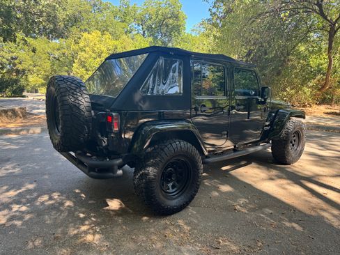 Used 2012 Jeep Wrangler Unlimited Sahara w/ Connectivity Group AWD/4WD image 30