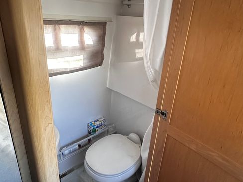 Used 2008 Dodge Sprinter 2500 w/ Window Group Iv Fixed Glass image 4