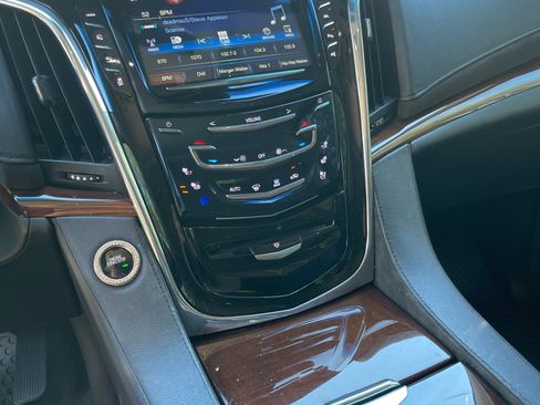 Used 2017 Cadillac Escalade Luxury image 11