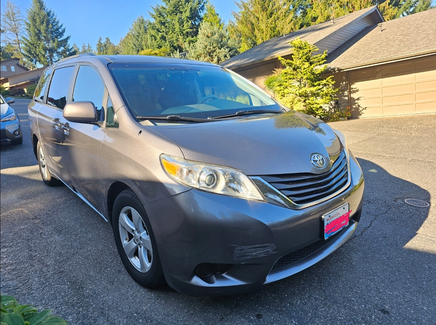Used 2014 Toyota Sienna LE FWD image 1