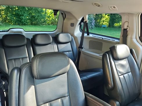 Used 2010 Chrysler Town & Country Touring FWD image 10