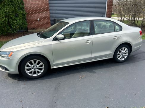 Used 2011 Volkswagen Jetta SE image 1