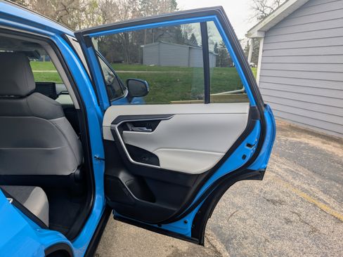 Used 2021 Toyota RAV4 XLE image 19