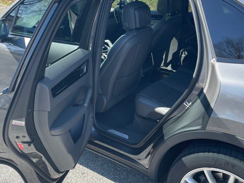 Used 2019 Porsche Cayenne Sport Utility 4D image 12