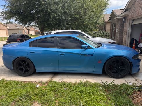 Used 2016 Dodge Charger R/T w/ Premium Group RWD image 2