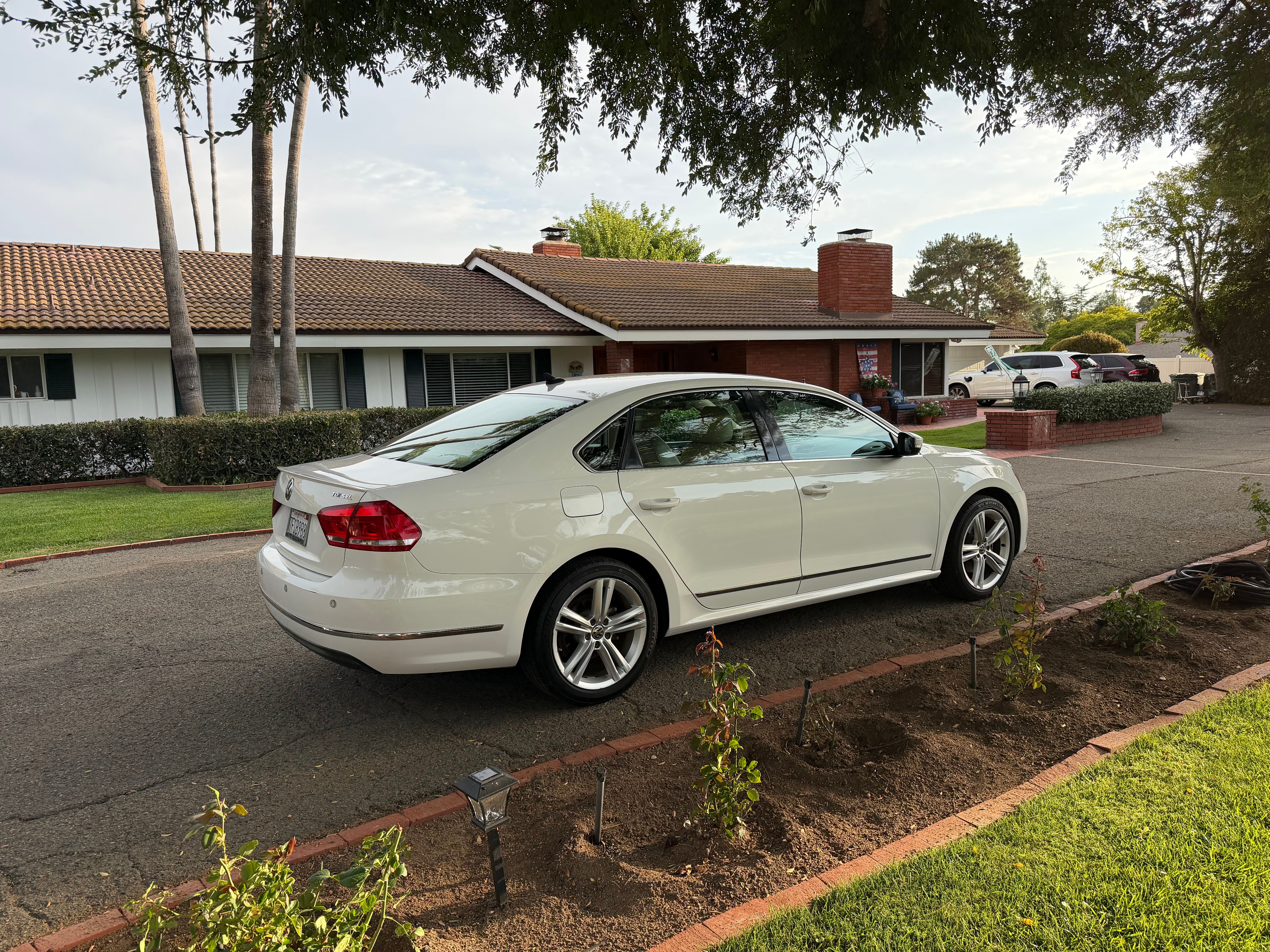Used 2014 Volkswagen Passat TDI SEL Premium FWD image 2