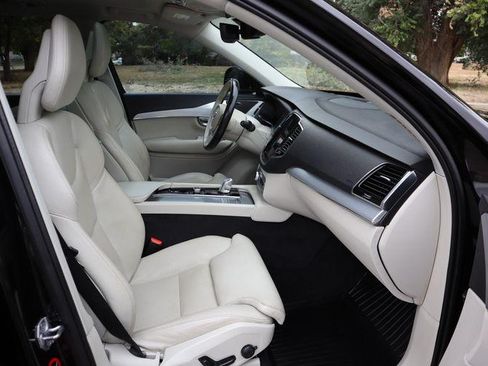 Used 2020 Volvo XC90 T5 Momentum AWD/4WD image 2