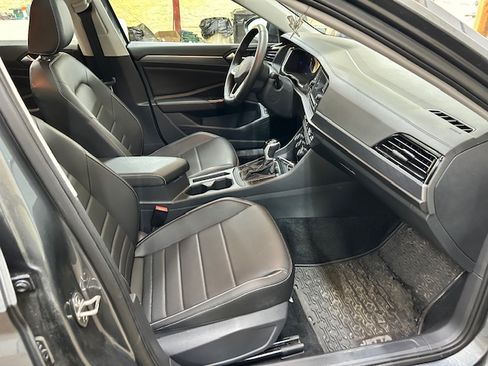 Used 2024 Volkswagen Jetta SE w/ Panoramic Sunroof Package image 9