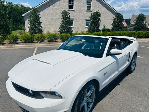Used 2010 Ford Mustang GT Premium RWD image 6