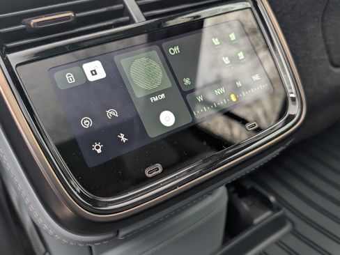 Used 2025 Rivian R1S Premium image 11