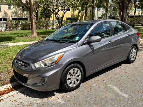 Used 2016 Hyundai Accent SE FWD image 1
