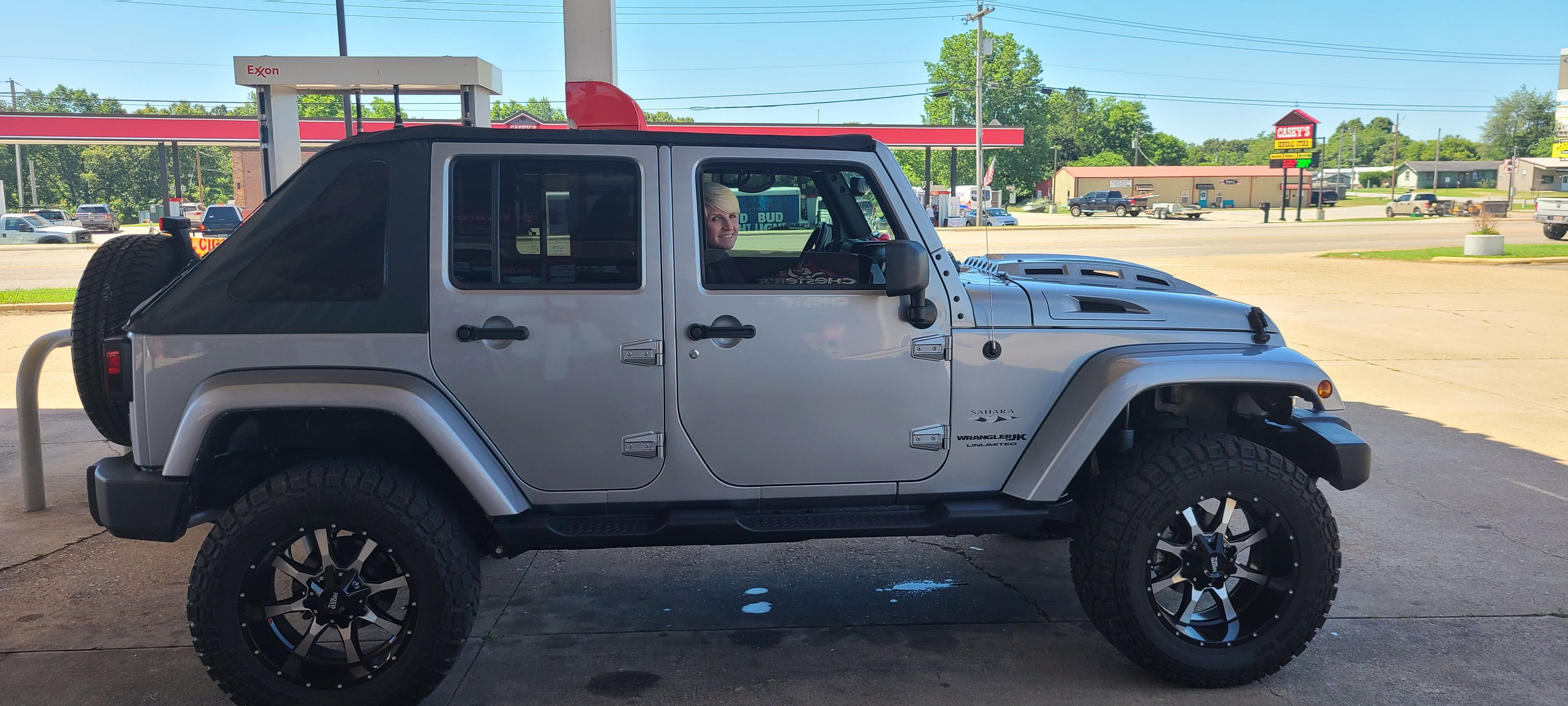 Used 2018 Jeep Wrangler Unlimited Sahara w/ Connectivity Group AWD/4WD image 8