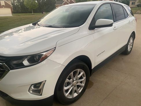 Used 2019 Chevrolet Equinox LT FWD image 2