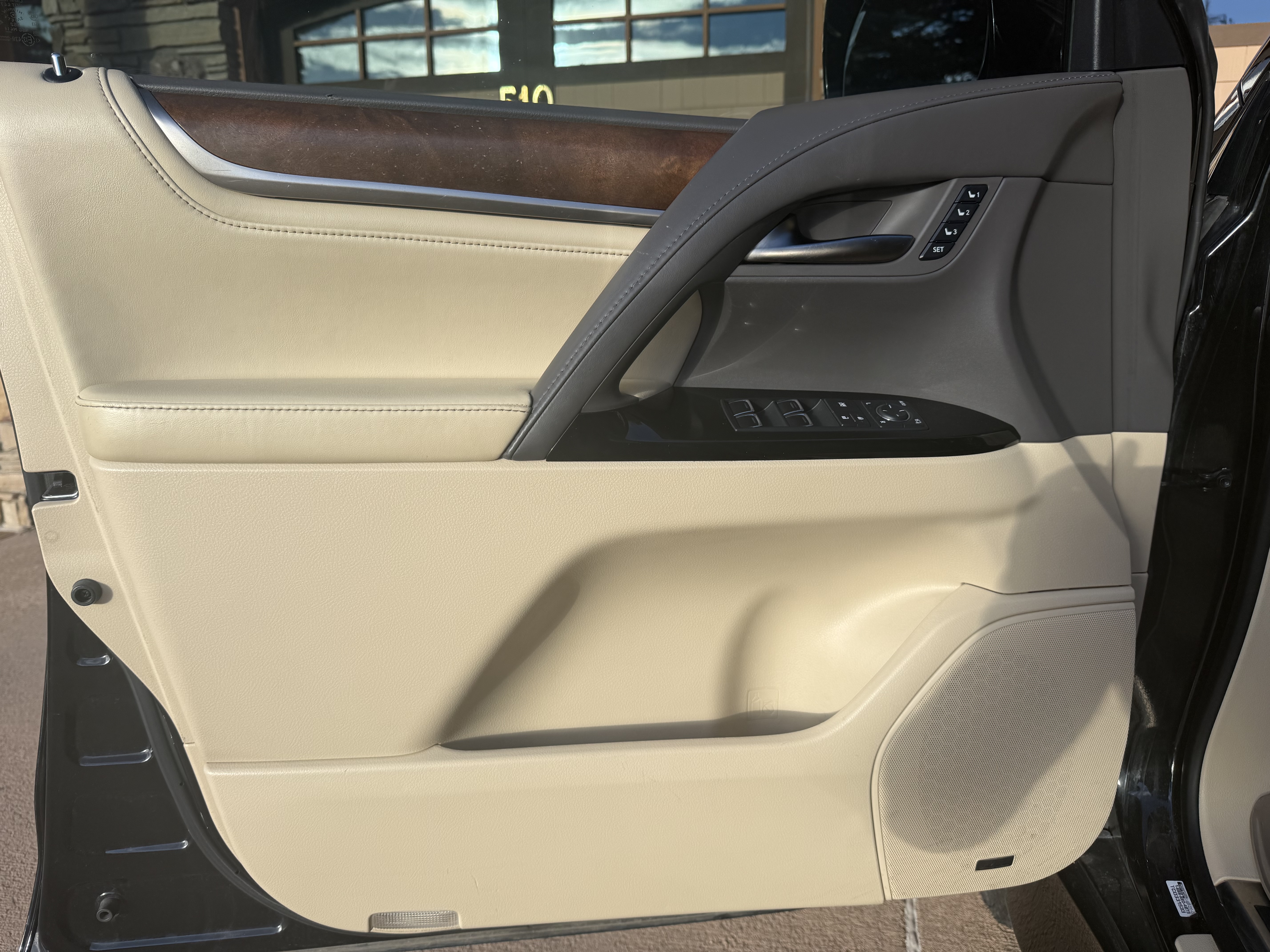 Used 2016 Lexus LX 570 4WD w/ Luxury Package image 16