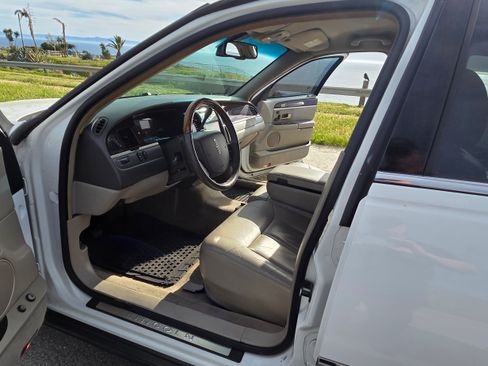 Used 2008 Lincoln Town Car Signature Limited image 12