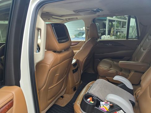 Used 2015 Cadillac Escalade Platinum image 10