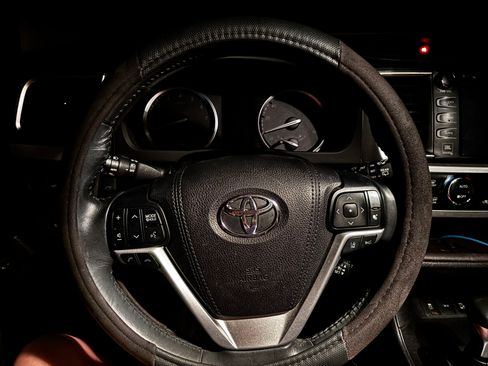 Used 2018 Toyota Highlander Limited AWD/4WD image 25