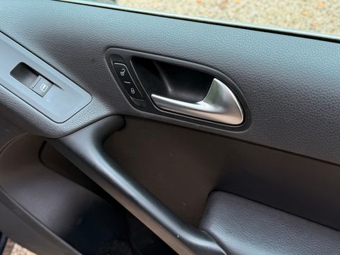 Used 2010 Volkswagen Tiguan Wolfsburg Edition image 25