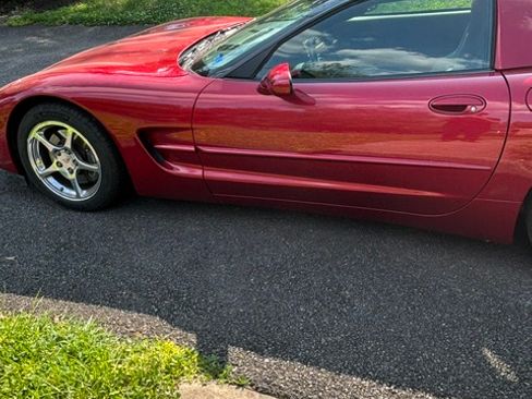 Used 2001 Chevrolet Corvette Coupe w/ Preferred Equipment Group2 RWD image 8