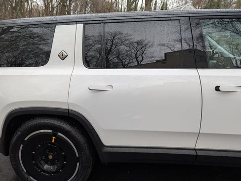 Used 2025 Rivian R1S Premium image 8