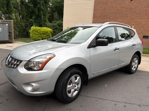 Used 2014 Nissan Rogue S w/ Convenience Package AWD/4WD image 2