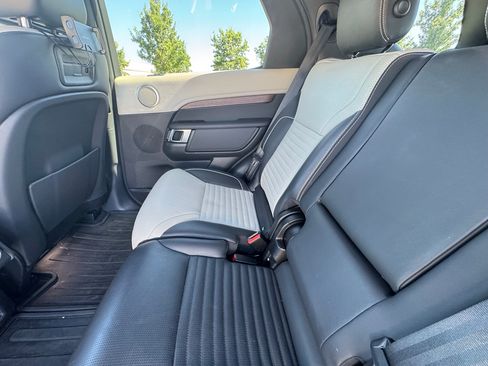 Used 2023 Land Rover Discovery Metropolitan Edition AWD/4WD image 16