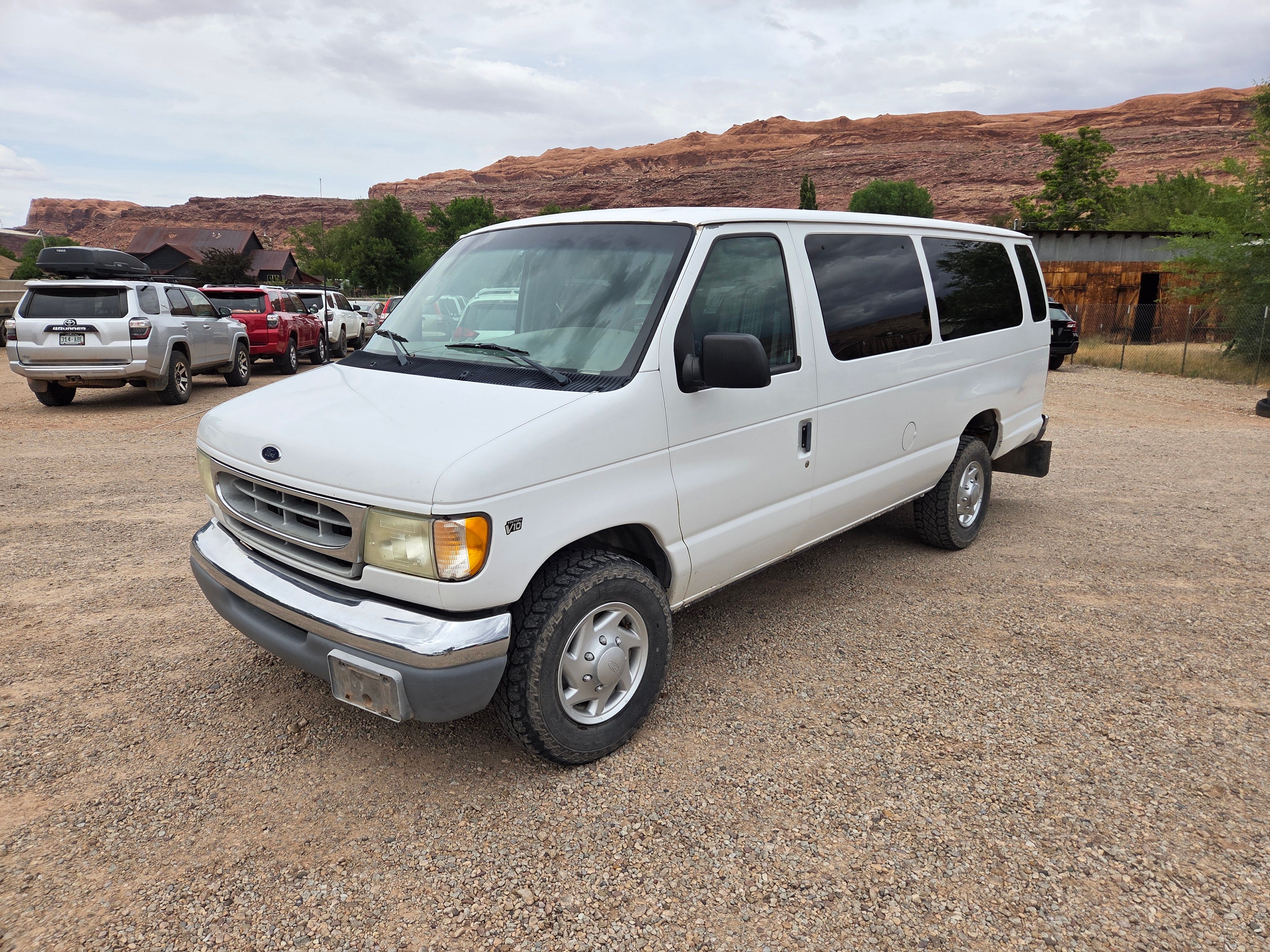 Used 2002 Ford E-350 and Econoline 350 Club Wagon RWD image 1
