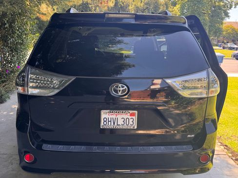 Used 2019 Toyota Sienna SE w/ Carpet Mat Package FWD image 5