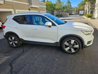 Used 2022 Volvo XC40 T5 Momentum