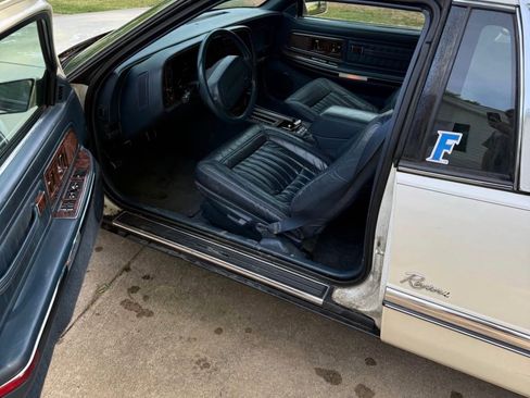 Used 1992 Buick Riviera Coupe FWD image 16