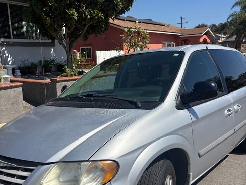 Used 2007 Chrysler Town & Country FWD image 1