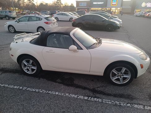 Used 2007 MAZDA MX-5 Miata Sport w/ Convenience Pkg image 5