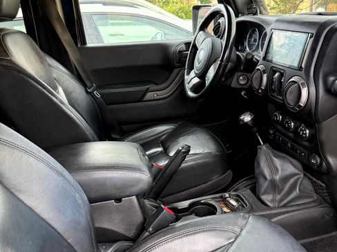 Used 2013 Jeep Wrangler Unlimited Sahara image 13