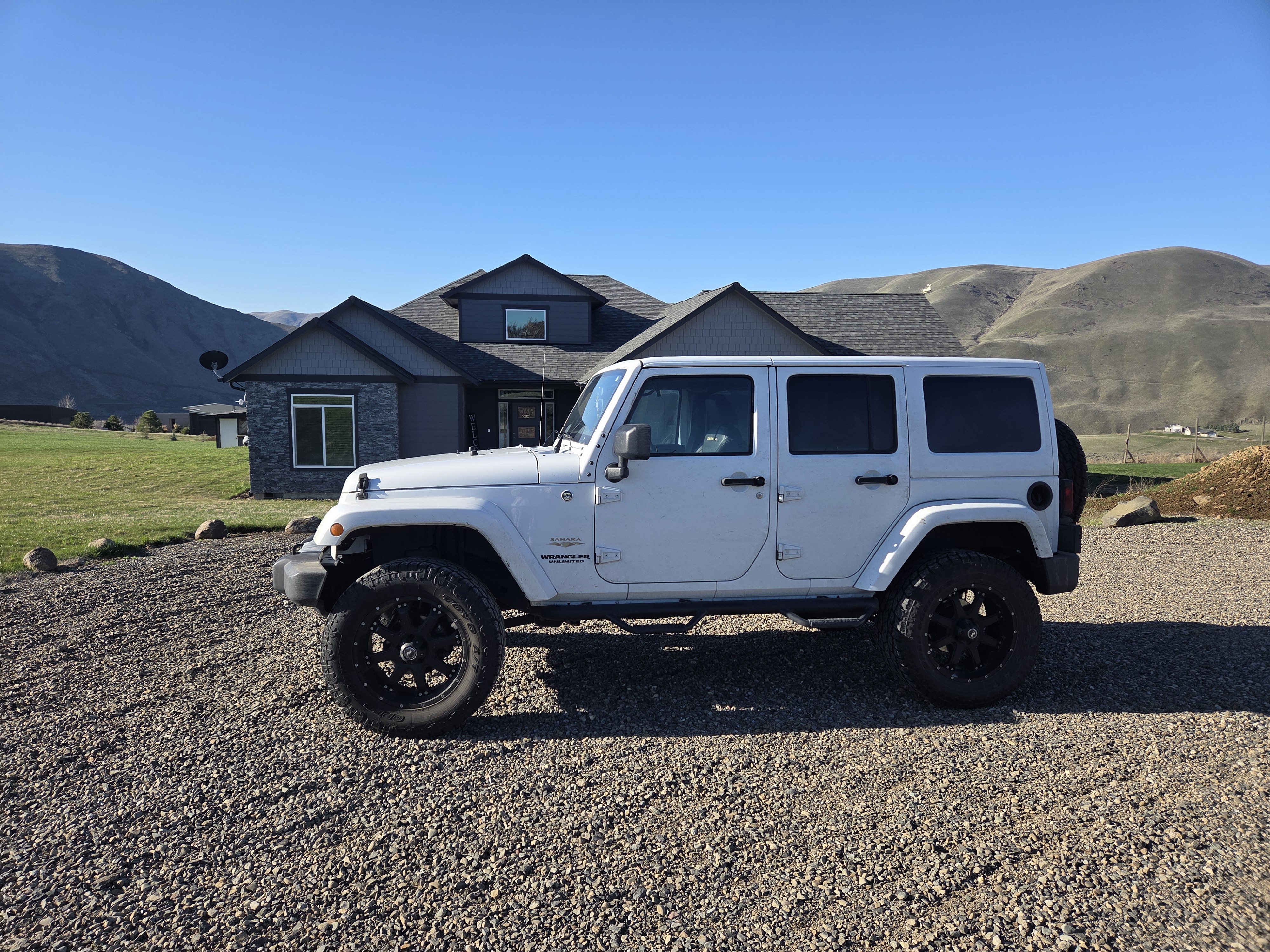 Used 2015 Jeep Wrangler Unlimited Sahara w/ Connectivity Group AWD/4WD image 5