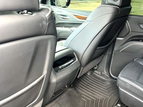 Used 2022 Cadillac Escalade ESV Premium Luxury RWD image 6