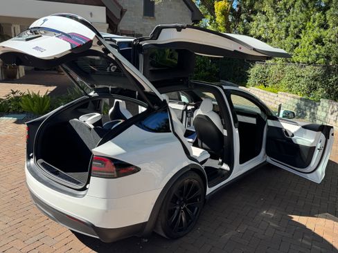 Used 2022 Tesla Model X Plaid image 9