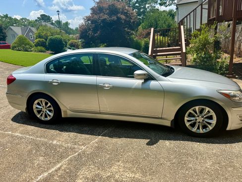 Used 2013 Hyundai Genesis 3.8 RWD image 2
