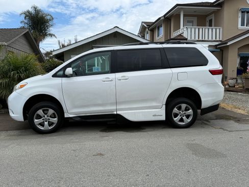 Used 2015 Toyota Sienna LE FWD image 4