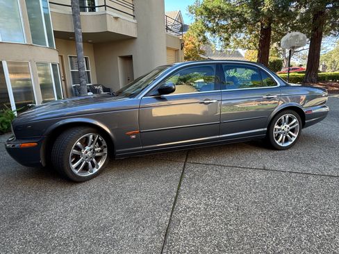 Used 2005 Jaguar XJ8 image 8