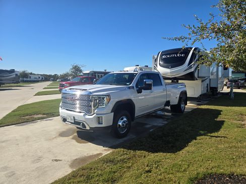 Used 2023 GMC Sierra 3500 Denali w/ Technology Package image 2