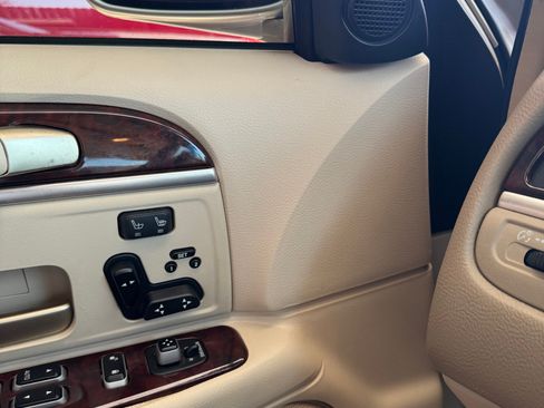 Used 2006 Lincoln Town Car Signature L image 12